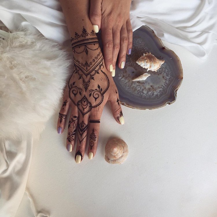 henna-tatuering-gör-det-själv-händer-delikat-feminin