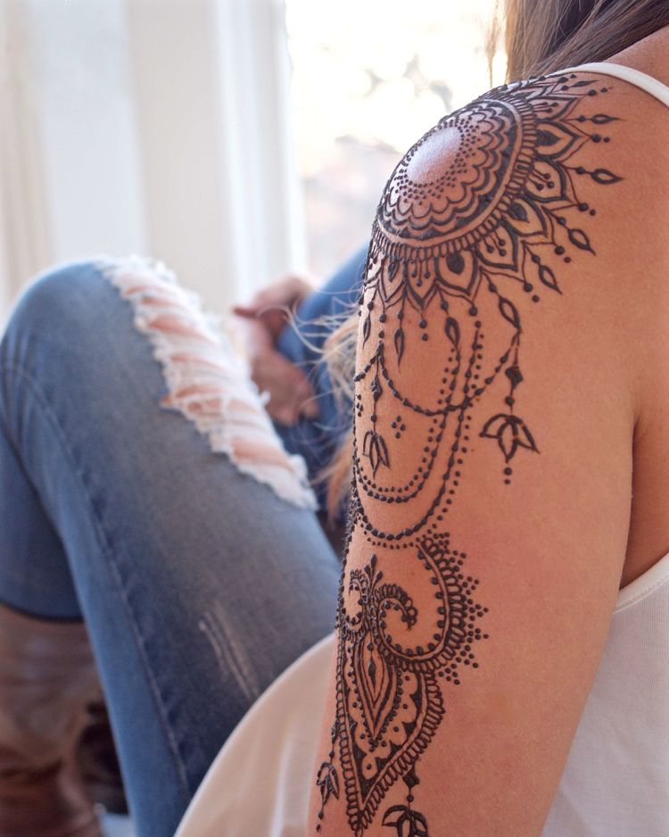 henna-tatuering-gör-det-själv-axel-arm-modern
