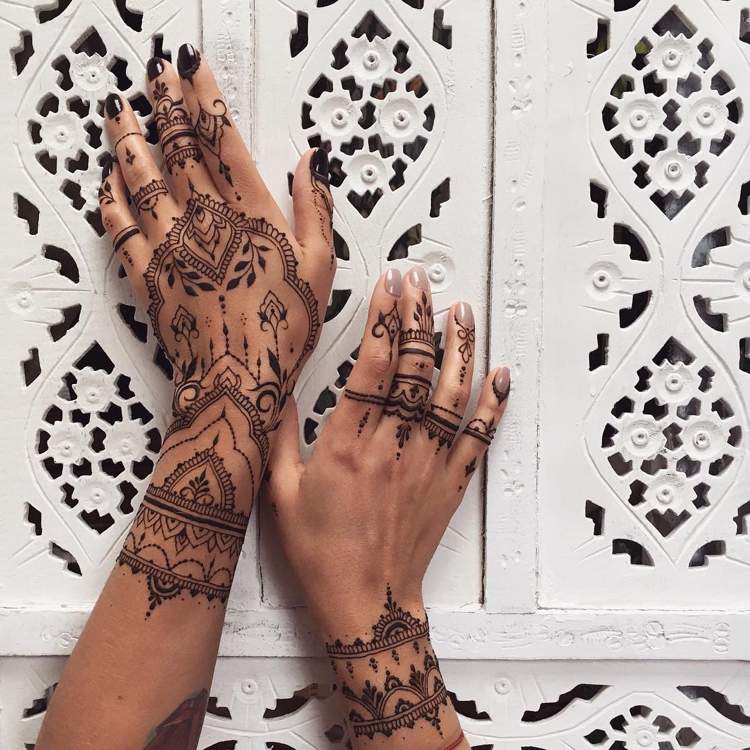 henna-tatuering-gör-det-själv-öm-trend-händer