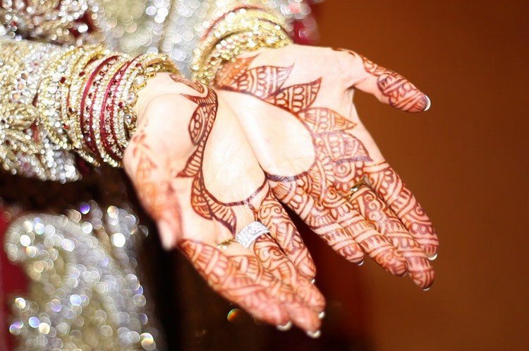 henna-tatuering-hand-tradition-bröllop