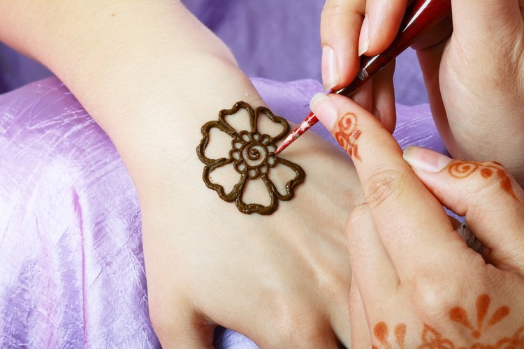 henna-tatuering-blomma-har-gjort-