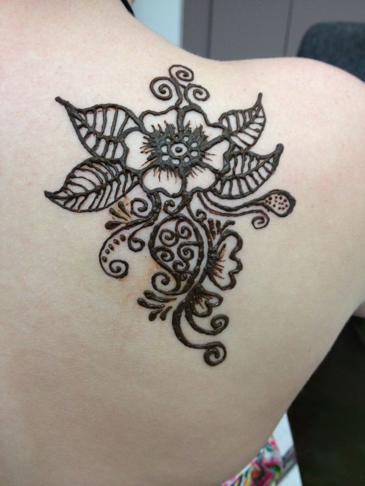 henna-tatuering-motiv-blomma-axel