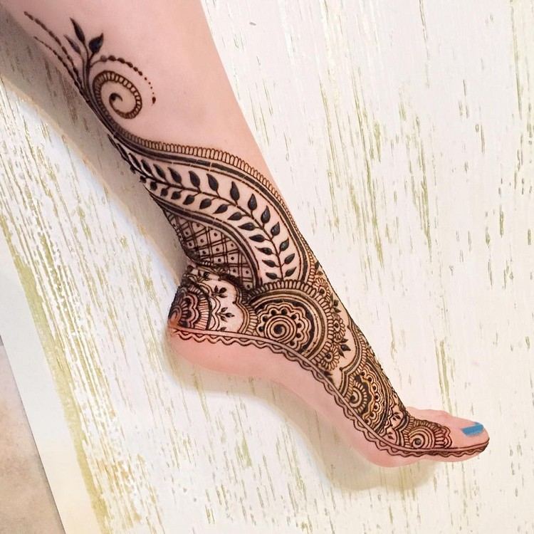 henna tatuering fot fotled mönster sommar