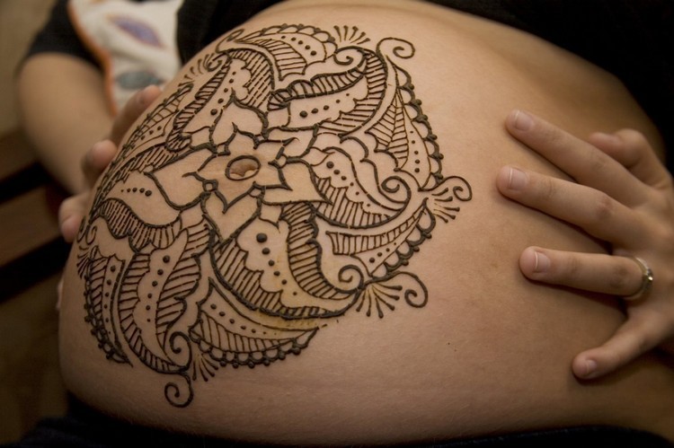 henna tattoo baby bump graviditetsfoto