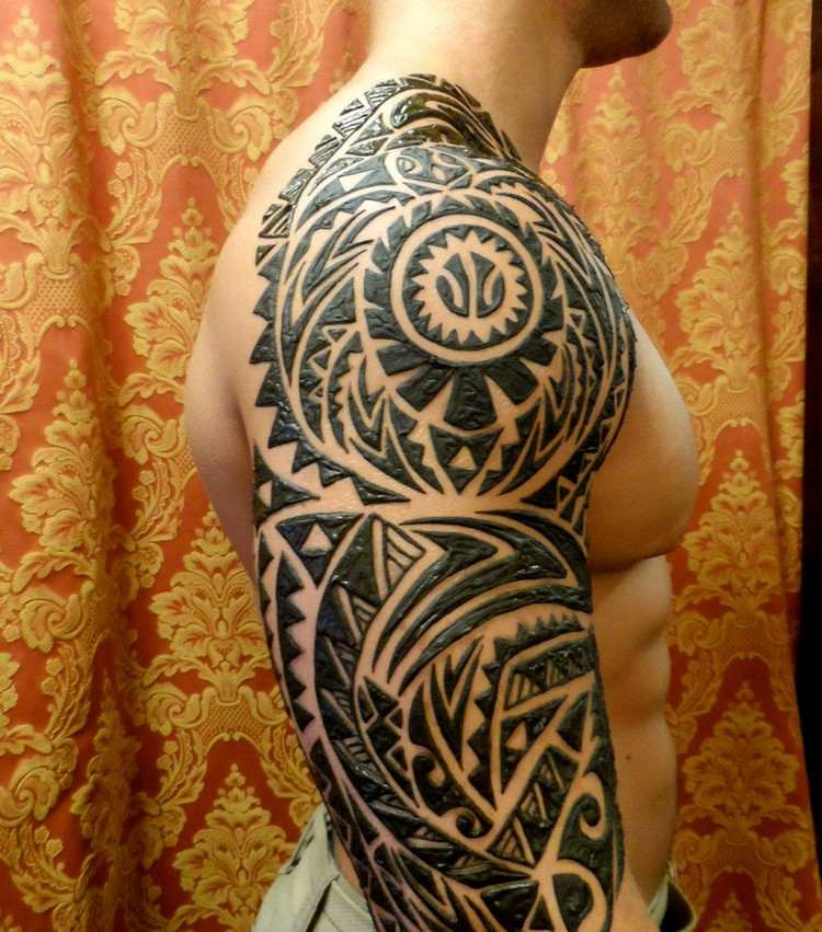 henna tatuering överarm manligt mönster
