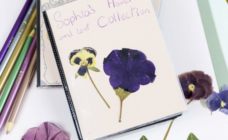herbarium-skapande-inspiration-barn-slöjd-instruktioner-limning-bok-blommor