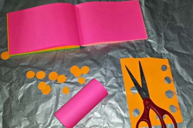 Instruktioner-uggla-toalett-rulle-rosa-orange-papper