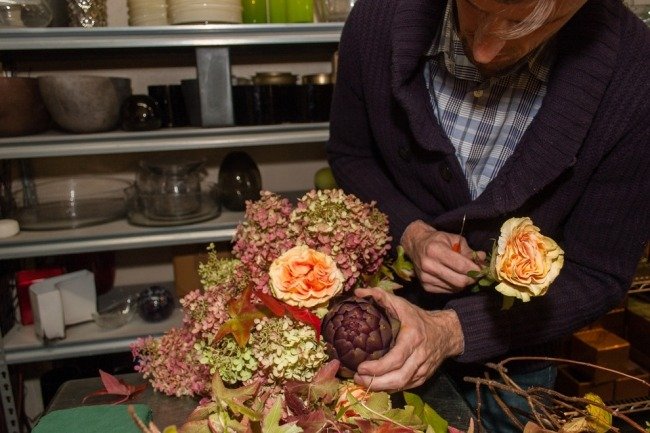 höstens blomsterarrangemang gör kronärtskockor finessrosor hortensior