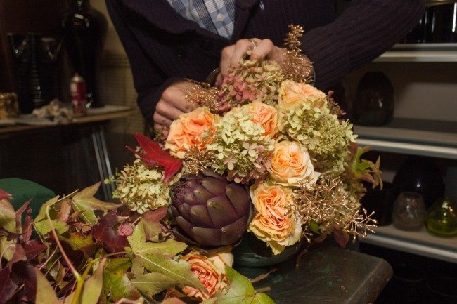 höstens blomsterarrangemang instruktioner kronärtskocka finessrosor
