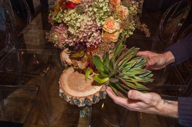 bordsdekoration höstblommiga arrangemang succulenter träskivor
