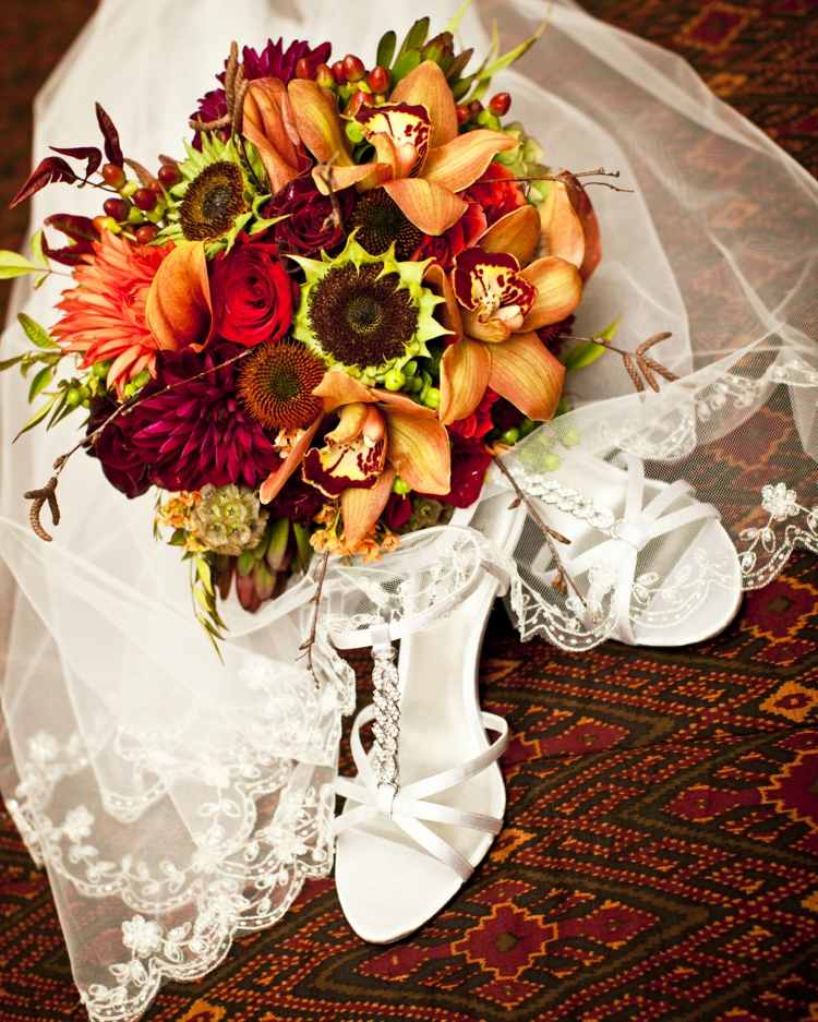liljor orange blommor brud bröllop slöja sko höst