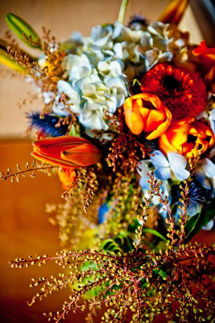 bröllop dekoration blommor brud strauss höst tulpaner blå blommor