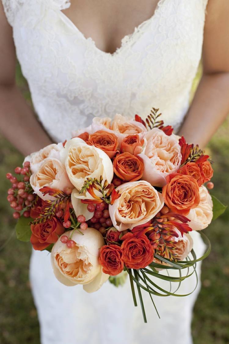 höst brudbukett rosor apelsinpioner bröllopsklänning vit
