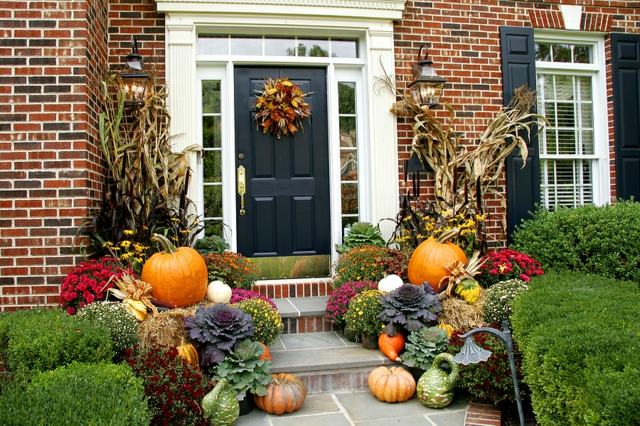 Husets ingång dekorerar höstens naturmaterial med hantverksidéer utanför