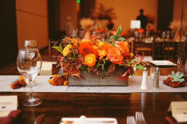 Blommadekorationer-på-bröllop-bordet-på hösten