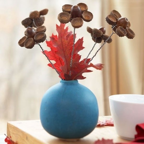 Blå vas dekorativa föremål ekollon blommor pyssla själv-höst smycken bord