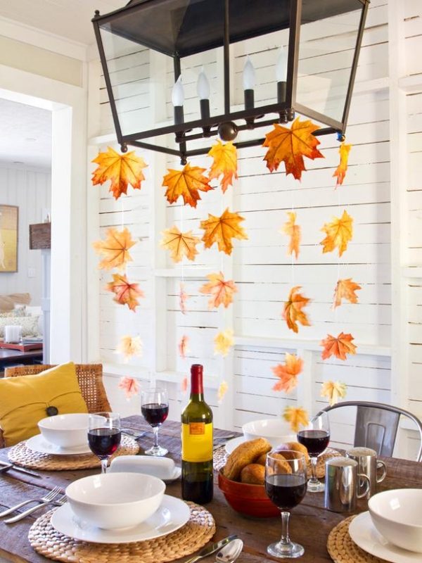 Rustikt vindljus lantgård veranda matbord-festliga dekorera höstlöv
