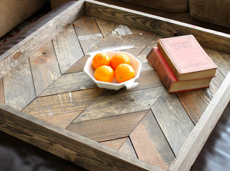 höst-dekoration-vardagsrum-bord-bricka-trä-vintage-gamla-böcker