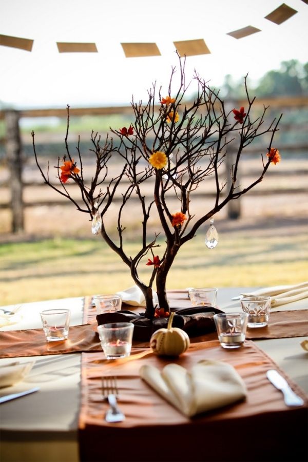 Dekorera på höstens festliga trädgårdsbord utomhusidéer bordslöpare-bukettgrenar