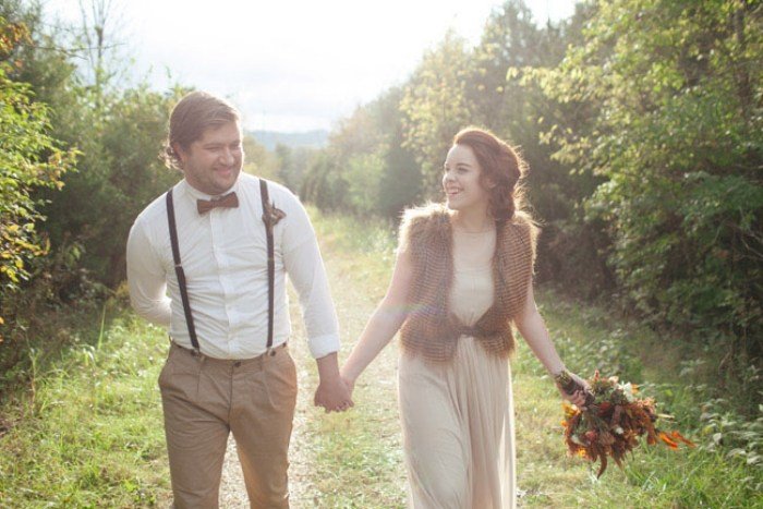 Dröm-bröllop-på-hösten-idéer-för-brudparet-outfit-blomsterarrangemang