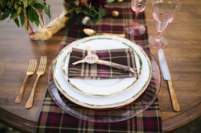 Höst-bröllop-i-skogen-bord-dekoration-rutiga-bord-löpare-servetter