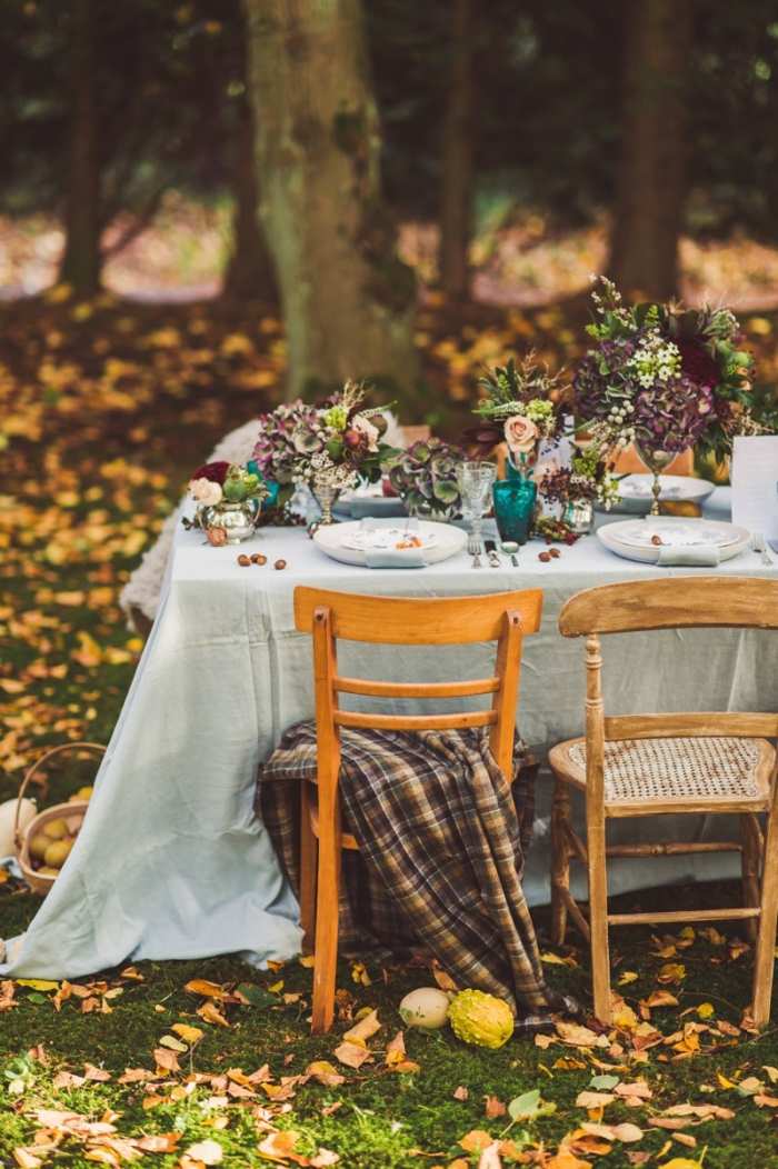 Höstfirande-i-trädgården-festligt-bord-vintage-stolar-bilder-Rebekah-J-Murray
