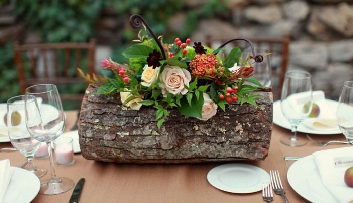 rosor-blad-rustik-bord-dekoration-träd-stam-ihålig-ut-liknande-blomkruka