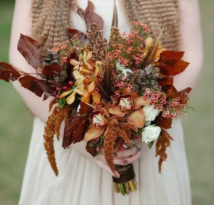 brudbukett-höst-blommor-gräs-färger-av-säsongen-romantiskt-bröllop