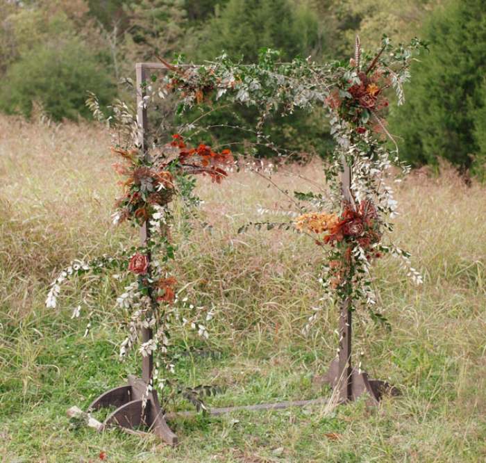 Höst-bröllop-i-skogen-dekor-vild-växande-gräs-fotografering