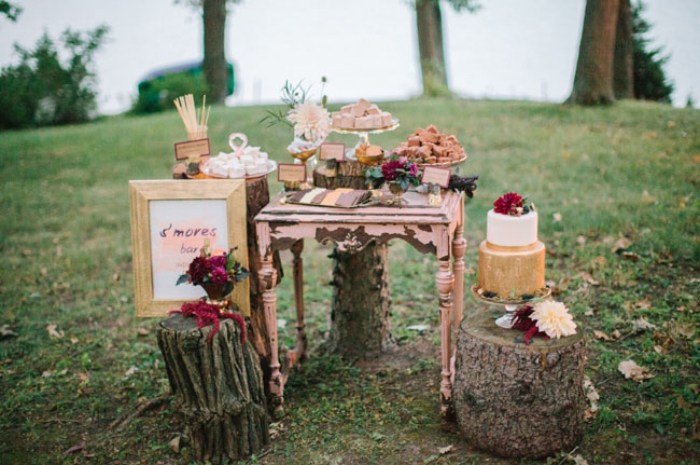 Höst-bröllop-i-skogen-idéer-dekorera-middag-utomhus-blommor-naturligt-delikat-doftande