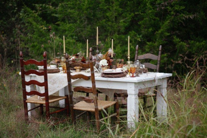 Woodland-bröllop-shabby-chic-trädgård-stolar-massivt träbord