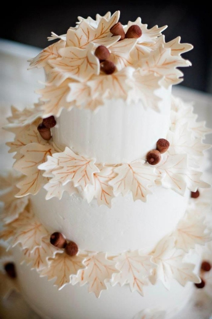 bröllop-tårta-golv-blommig-dekorationer-ekollon-ätbara-i-känsliga-toner