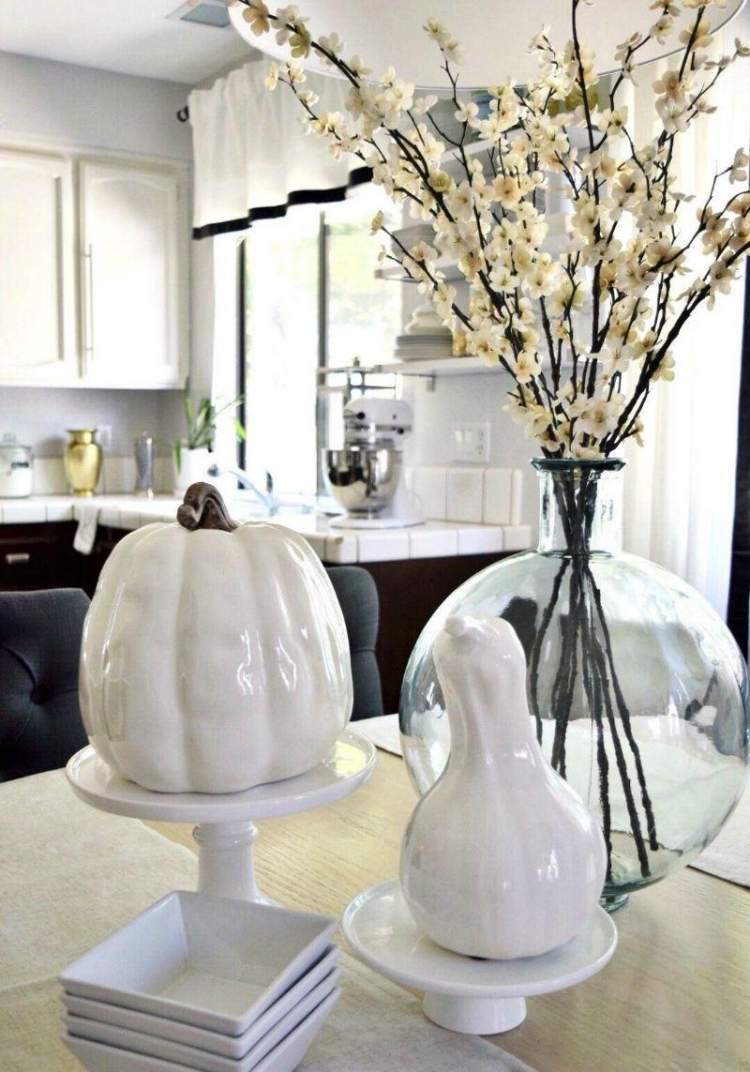 Herbst-kurbis-inomhus-stå-bord-dekoration-keramik-vit-enkel-elegant