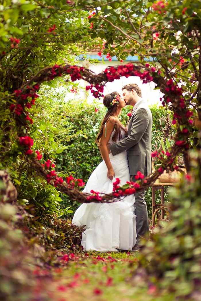 Höstens bakgrund för bröllopets hjärta-av-rankor-och-röda-blommor