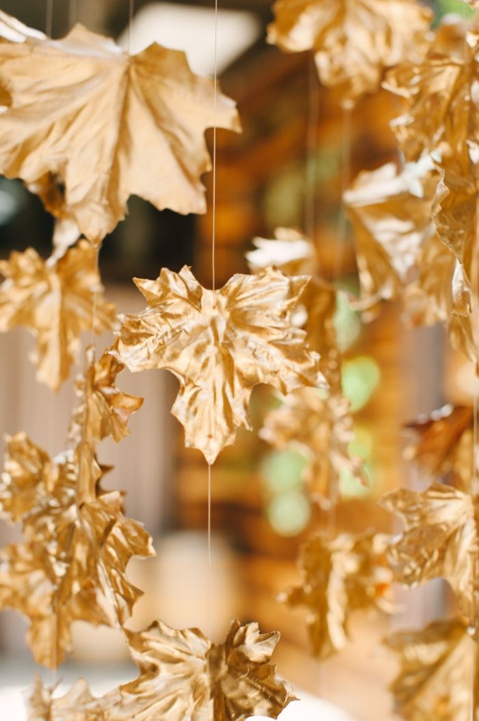 höst-bakgrund-bröllop-guld-sprinklade-träd-blad-kransar
