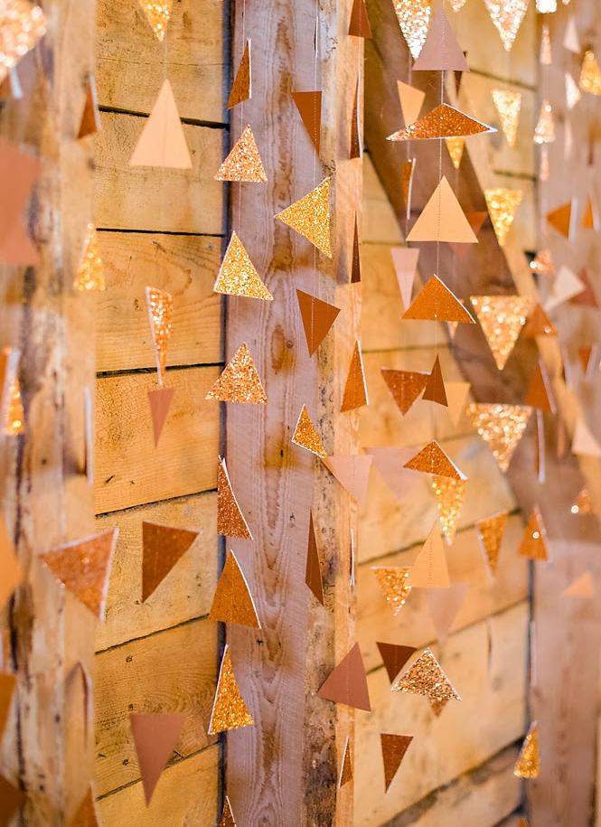 bröllop-bak-vägg-dekorera-kransar-trianglar-gyllene-glitter