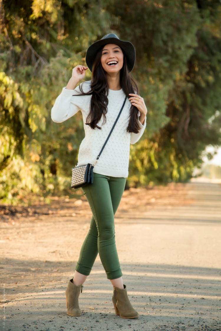höstlook 2016 gröna byxor hatt stickad tröja vita stövlar
