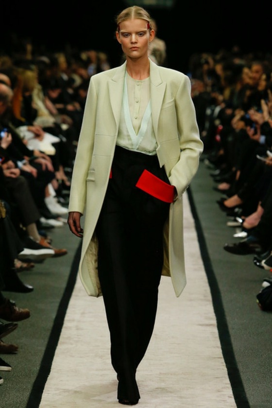 svart-breda-byxor-med-röda-fickor-och-vit-rock-Givenchy
