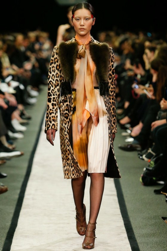 Plisserad kjol-med-rock-leopard-look-Givenchy