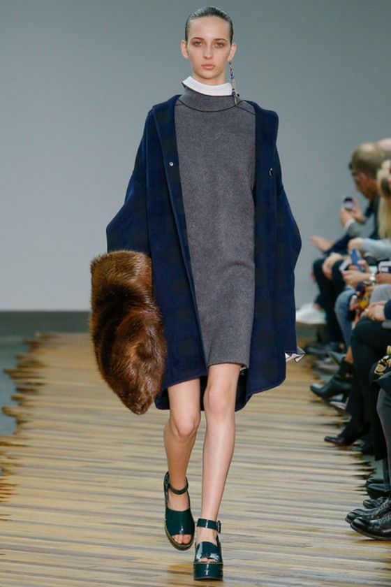 grå-klänning-gjord av ull-med-blå-kappa