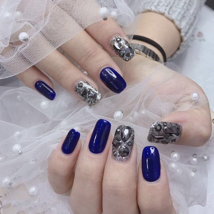Klassiska blå naglar nageldesigntrender höst 2020 spiktrender