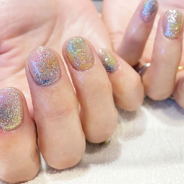 Glitter naglar trend höst spik trender kort gel naglar nageldesign elegant