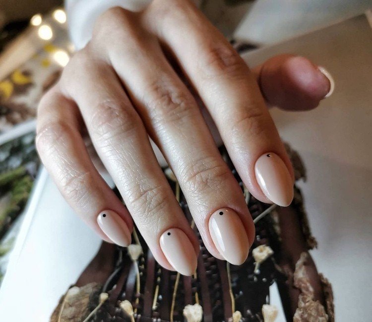 Nakna naglar med en enkel nageldesign i form av spetsar
