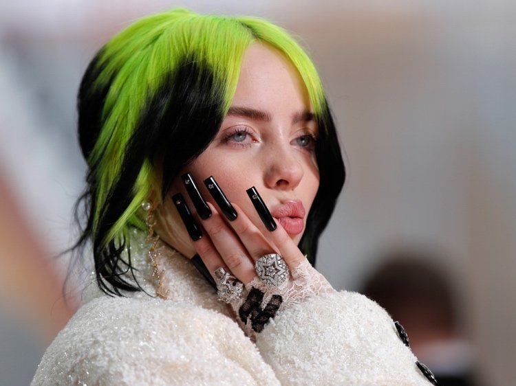 Billie Eilish med megalånga akrylnaglar i svart