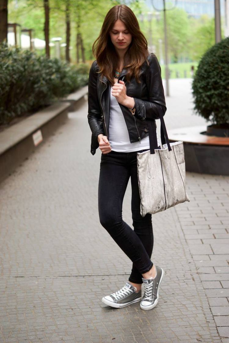 höstoutfit med chucks svart jeans läderjacka handväska