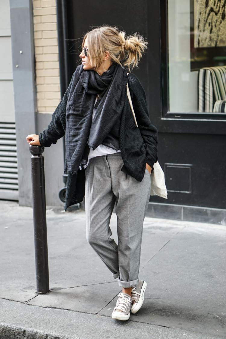 höst outfit chucks grå byxor casual styling street style svart halsduk jacka