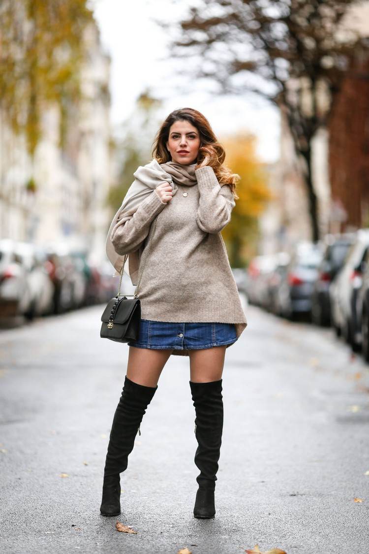 Mini denim kjol kombinerar overknee boot outfits för hösten