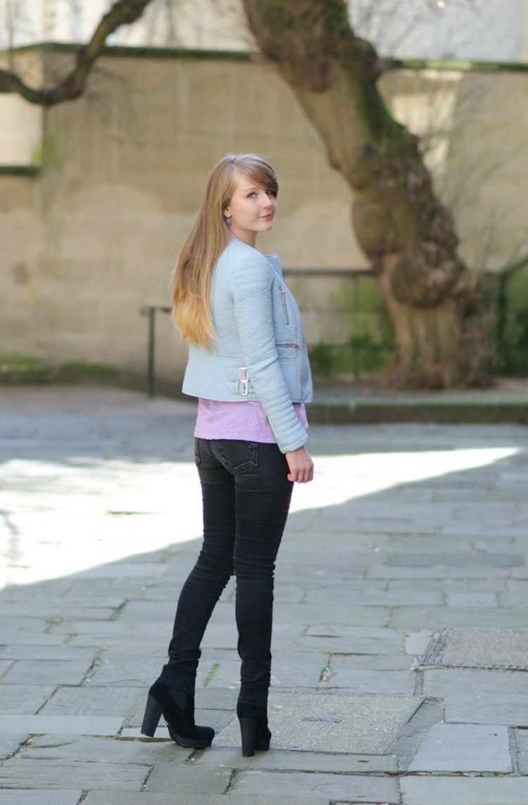 höst outfit läderjacka ljusblå rosa tröja jeans