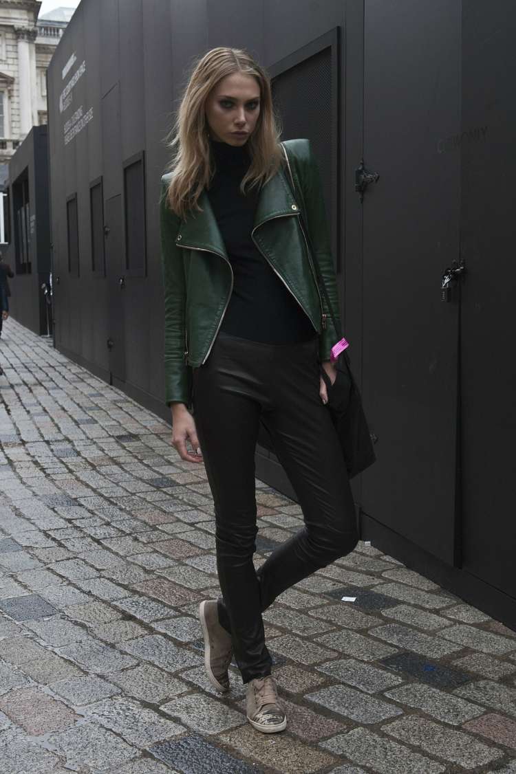 höst outfit läderjacka mörkgrön modeidé byxor svart
