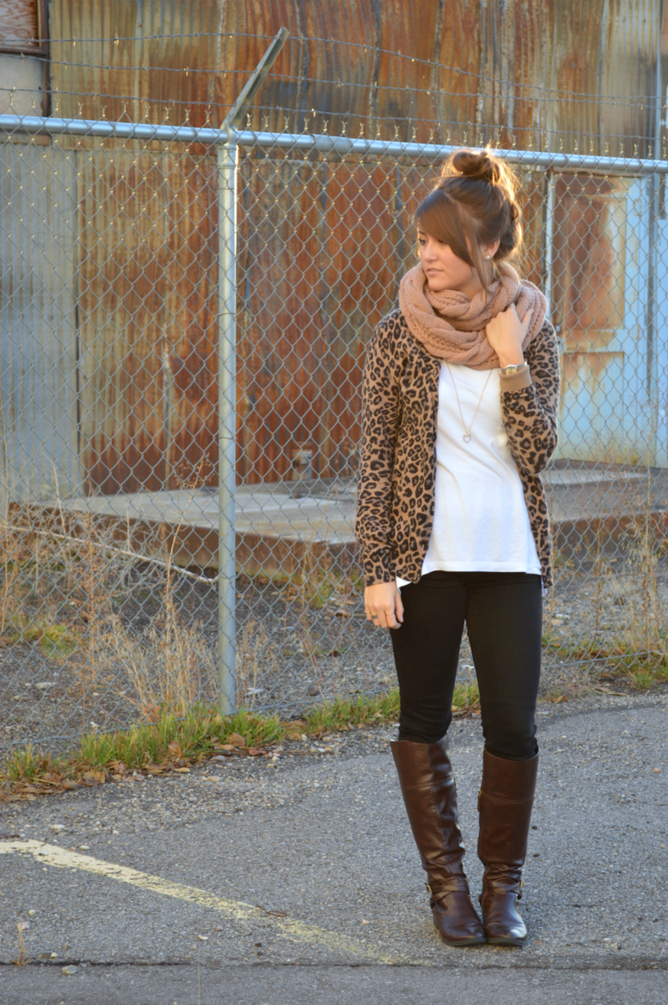 höstkläder med halsduk beige jacka leopardmönster leggings bruna stövlar